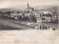 Trutnov/Trautenau 01 - 14.	Trutnov. Pohled od jihovýchodu k severozápadu od úbočí Janského vrchu do centra města a dále ke Krkonoším. Dnes již úsměvný výjev zachycující jarní polní práce hned za městem naznačují, že na přelomu devatenáctého a dvacátého století, přestože byl tehdy Trutnov již průmyslovým textilním městem, kde dominovalo zpracování lnu a bavlny, si přivydělávali někteří občané města ještě stále na svých polích pěstováním zemědělských plodin a chovali hospodářská zvířata potřebná například k orbě. (Zdroj: Mgr. Roman Reil - SOKA Trutnov)